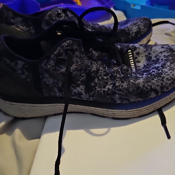 !!.                 Mens Size 8 Black and Gray Athletic Shoes main image 4